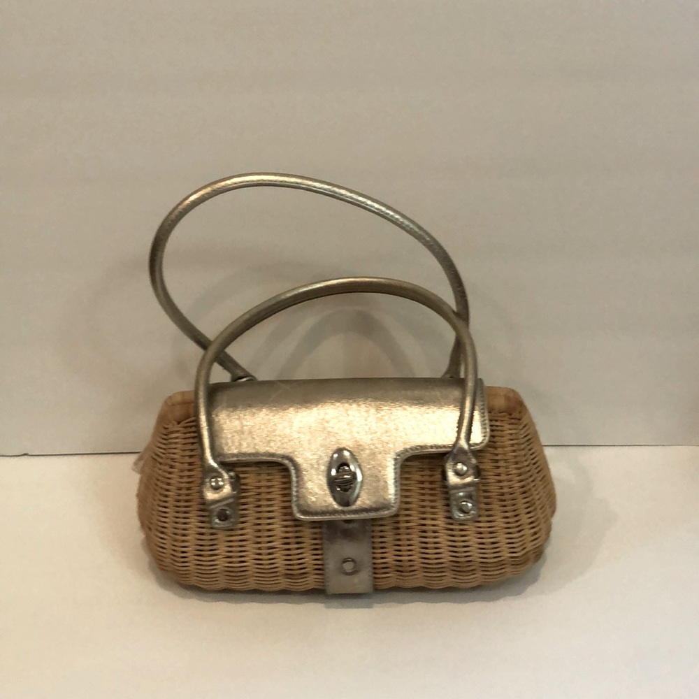 Vintage-Inspired Wicker and Metallic Finishes